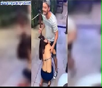 Novinha bebada fazendo boquete no meio do barzinho