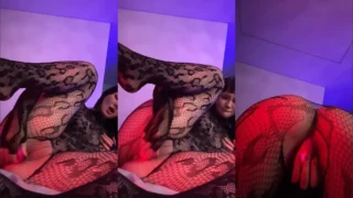 Bruna dos Anjos pelada masturbando sua buceta rosa depilada